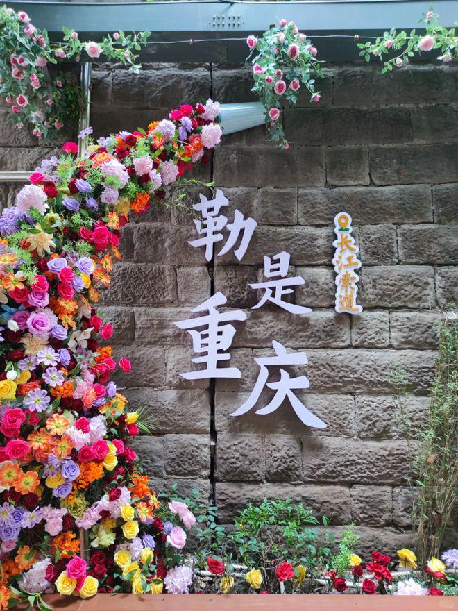 子七日之旅：轻轨、夜景与江湖味的夏天PG麻将胡了模拟器童话里的魔幻重庆亲(图3)