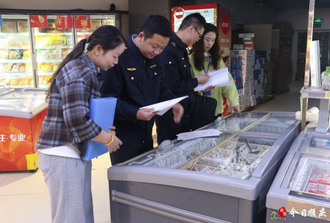 火锅食材走俏 食品监管守护舌尖安全PG麻将胡了免费试玩模拟器天气渐冷(图2)